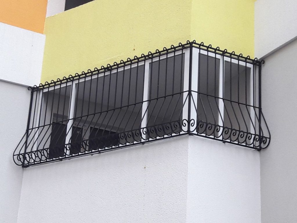 Фотография товара Решетка металлическая с декоративным дополнением на балкон