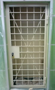 Фотография товара Решетка металлическая треугольник на дверь