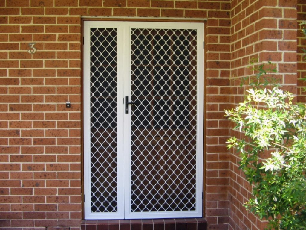 Фотография товара Металлическая решетка сеткой на дверь