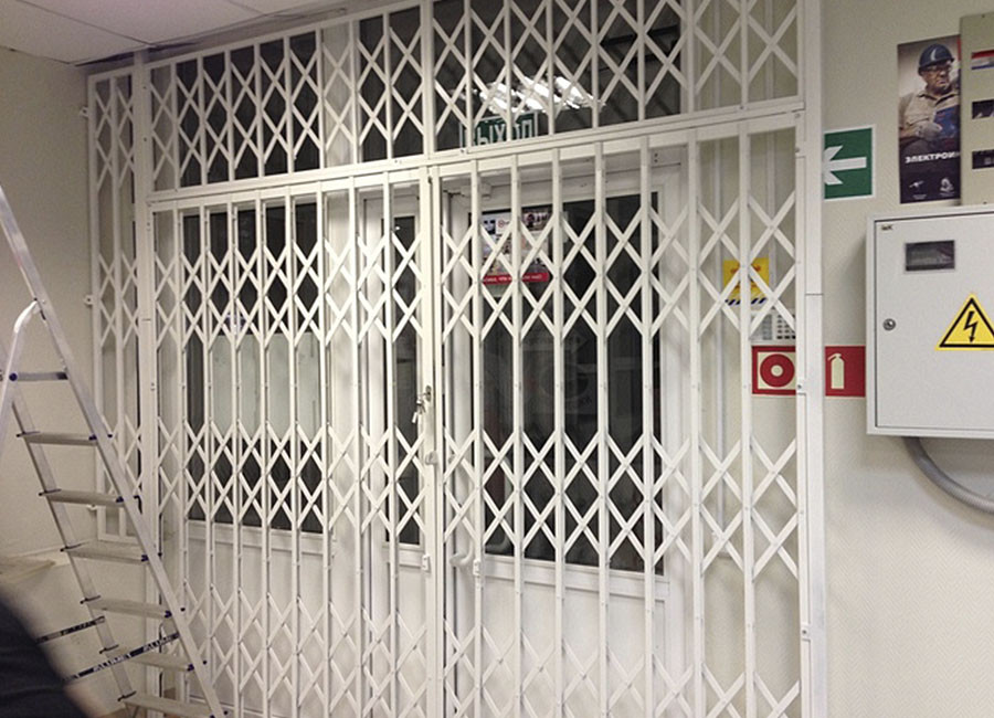 Фотография товара Раздвижная металлическая решетка на дверь с замком