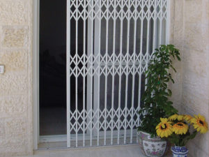 Фотография товара Раздвижная металлическая решетка на дверь без замка