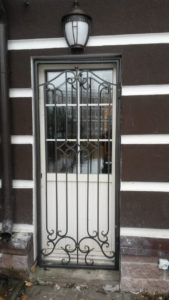 Фотография товара Красивая кованая решетка на дверь