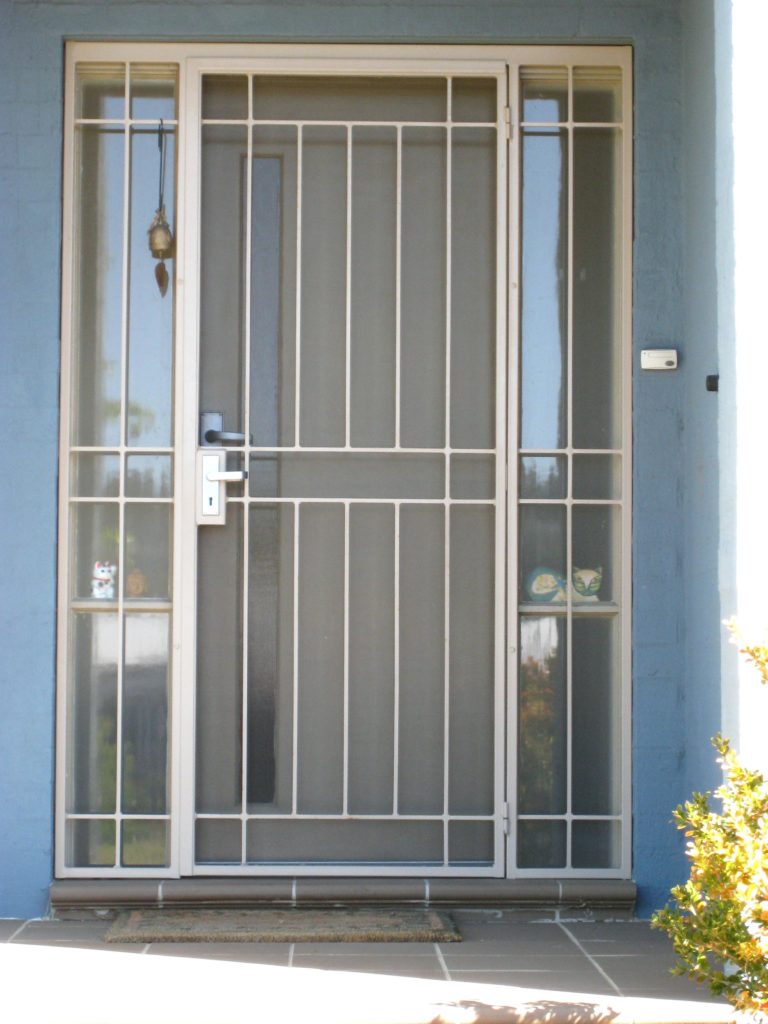 Фотография товара Металлическая стандартная решетка на дверь