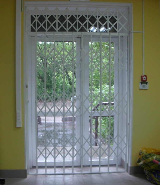 Фотография товара Решетка металлическая раздвижная на дверь белая