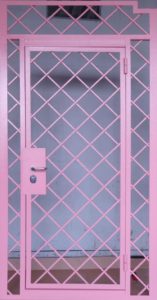 Фотография товара Решетка на дверь металлическая розовая с ромбами