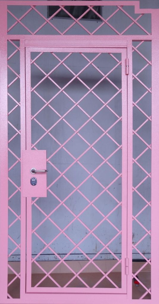 Фотография товара Решетка на дверь металлическая розовая с ромбами