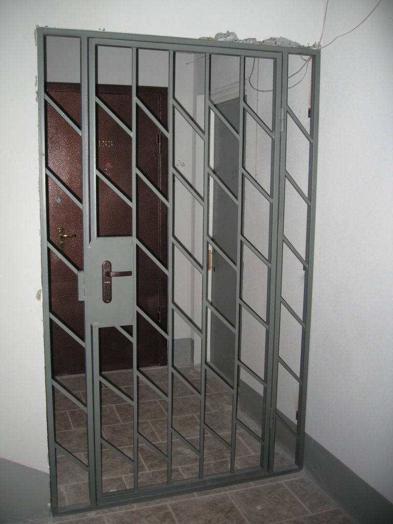 Фотография товара Решетка на дверь металлическая с косой линией