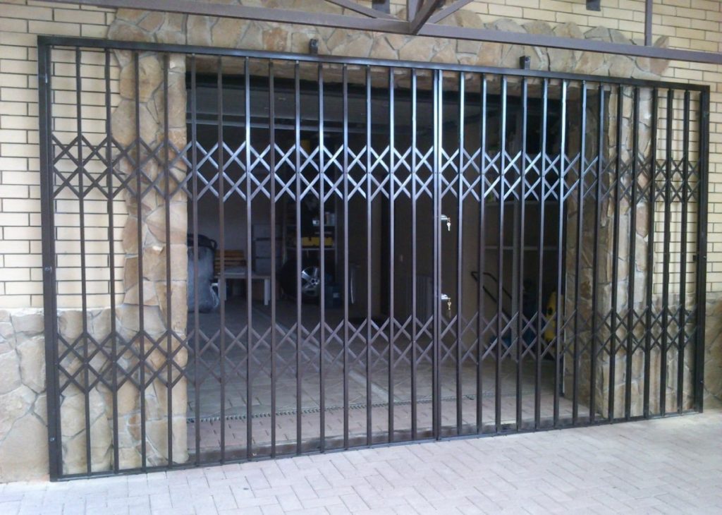 Фотография товара Решетка металлическая раздвижная на дверь в складе в черном цвете