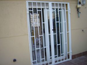 Фотография товара Решетка металлическая на дверь с прямоугольниками