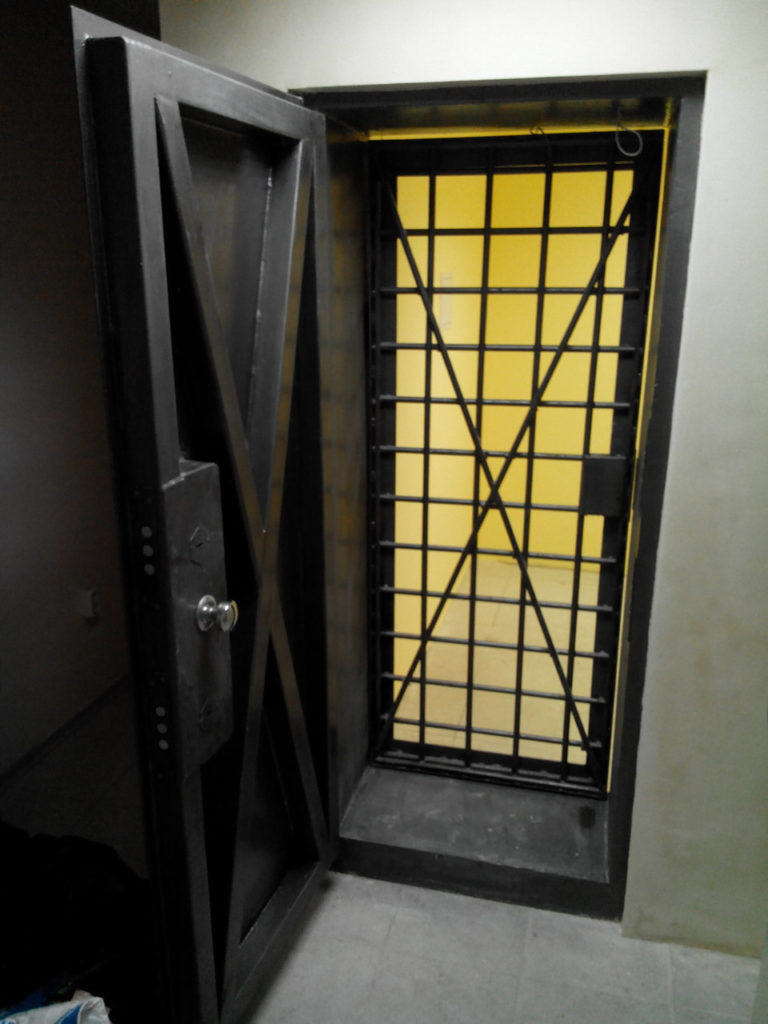Фотография товара Решетка металлическая черная на дверь