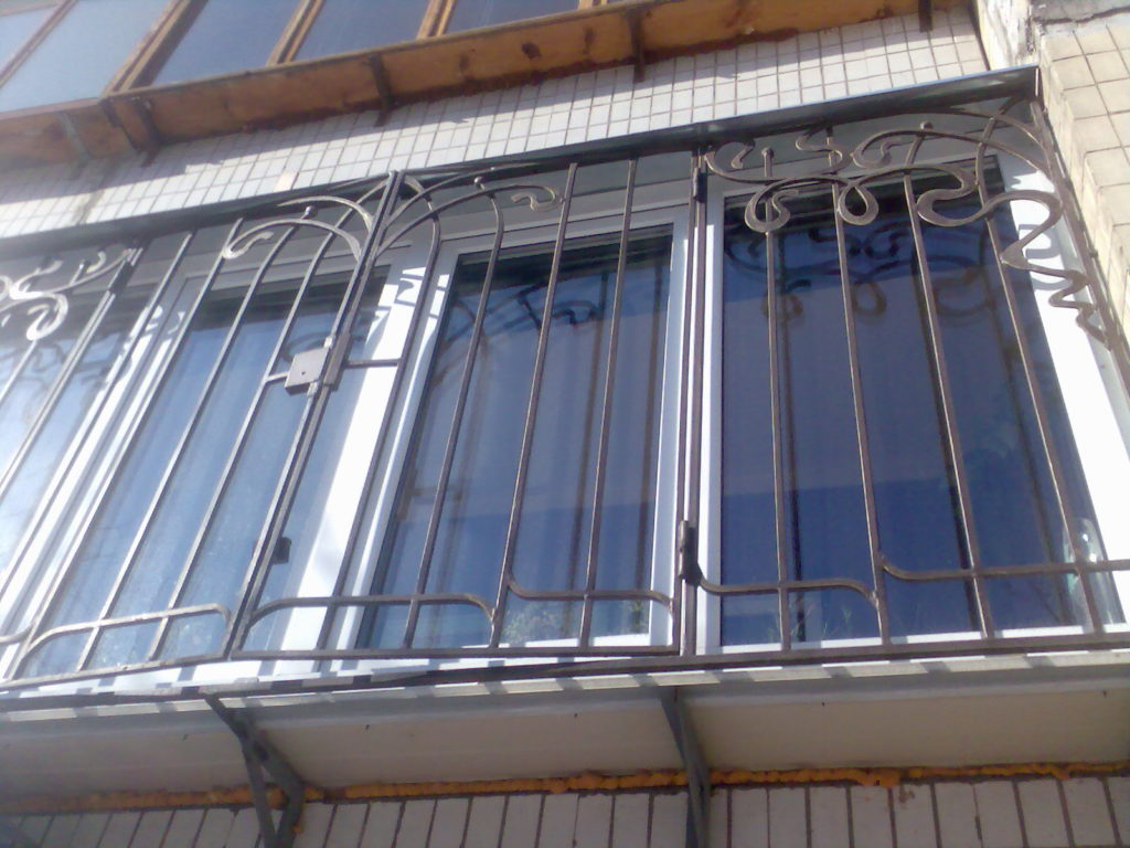Фотография товара Решетка на балкон с коваными декоративными элементами №9