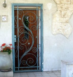 Фотография товара Кованая решетка на дверь с узорами
