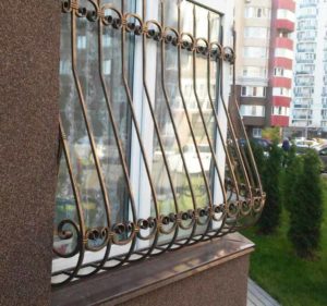 Фотография товара Кованая решетка с декоративной вставкой на балкон