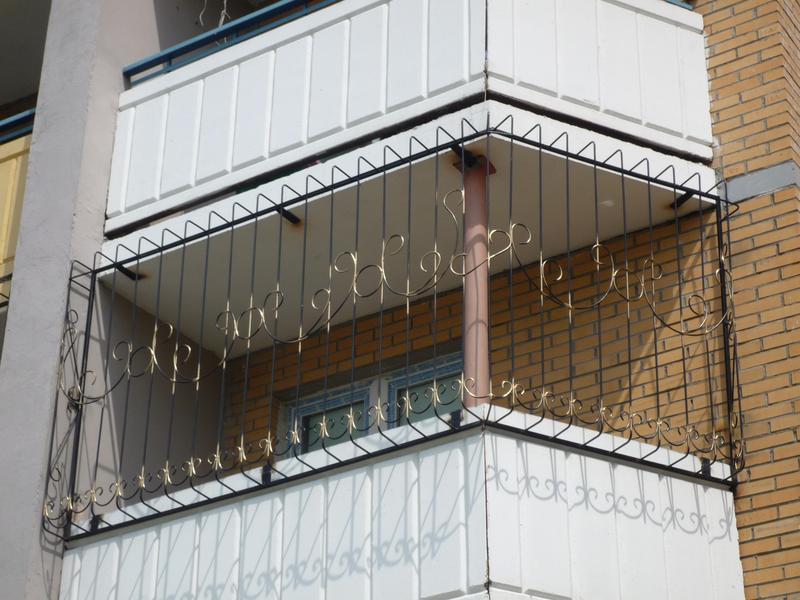 Фотография товара Кованая решетка с узорами на балкон