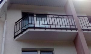 Фотография товара Ограждение для балконов из металла в черном цвете и стеклянными панелями