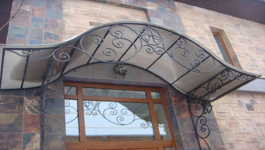 Фотография товара Навес над дверью из поликарбоната с кованым узором