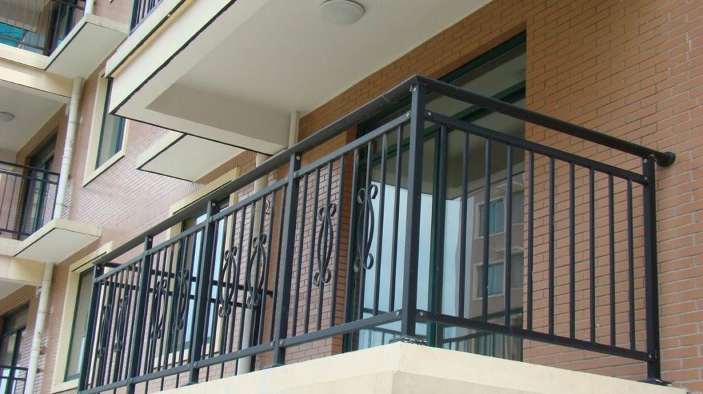 Фотография товара Балкон классика из металла со вставками