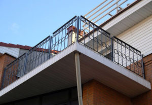 Фотография товара Кованый балкон с декоративным элементом