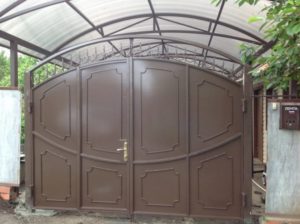 Фотография товара Ворота из металла с калиткой для входа в дом
