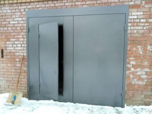 Фотография товара Металлические ворота для гаража серые с калиткой