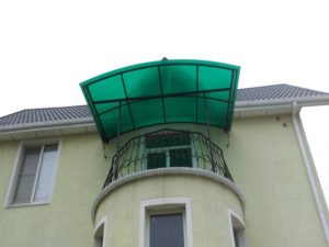 Фотография товара Кованый балкон дома с крышей из поликарбоната