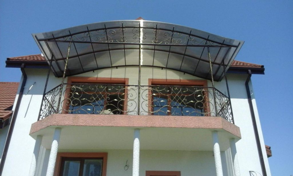 Фотография товара Кованый балкон частного дома с навесом из поликарбоната