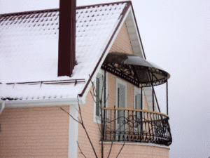 Фотография товара Кованый полукруглый балкон с навесом из поликарбоната
