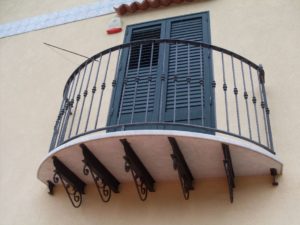Фотография товара Полукруглый металлический балкон частного дома