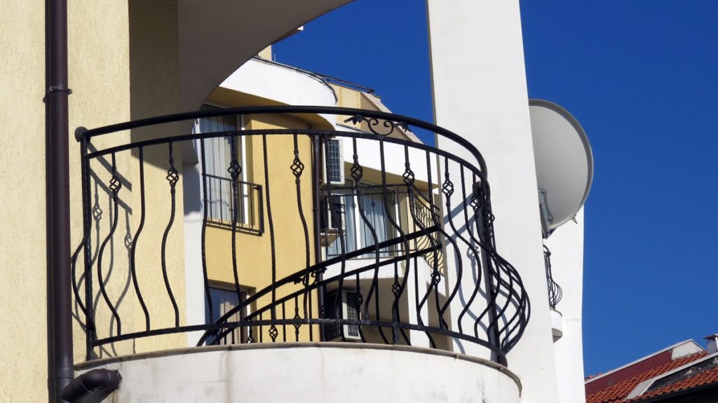Фотография товара Полукруглый балкон с коваными элементами