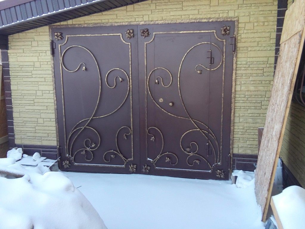 Фотография товара Металлические ворота для гаража с кованым украшением