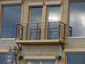 Фотография товара Балкон из металла с деревянными перилами
