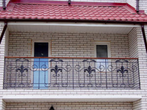 Фотография товара Балкон кованый с крышей из металлочерепицы