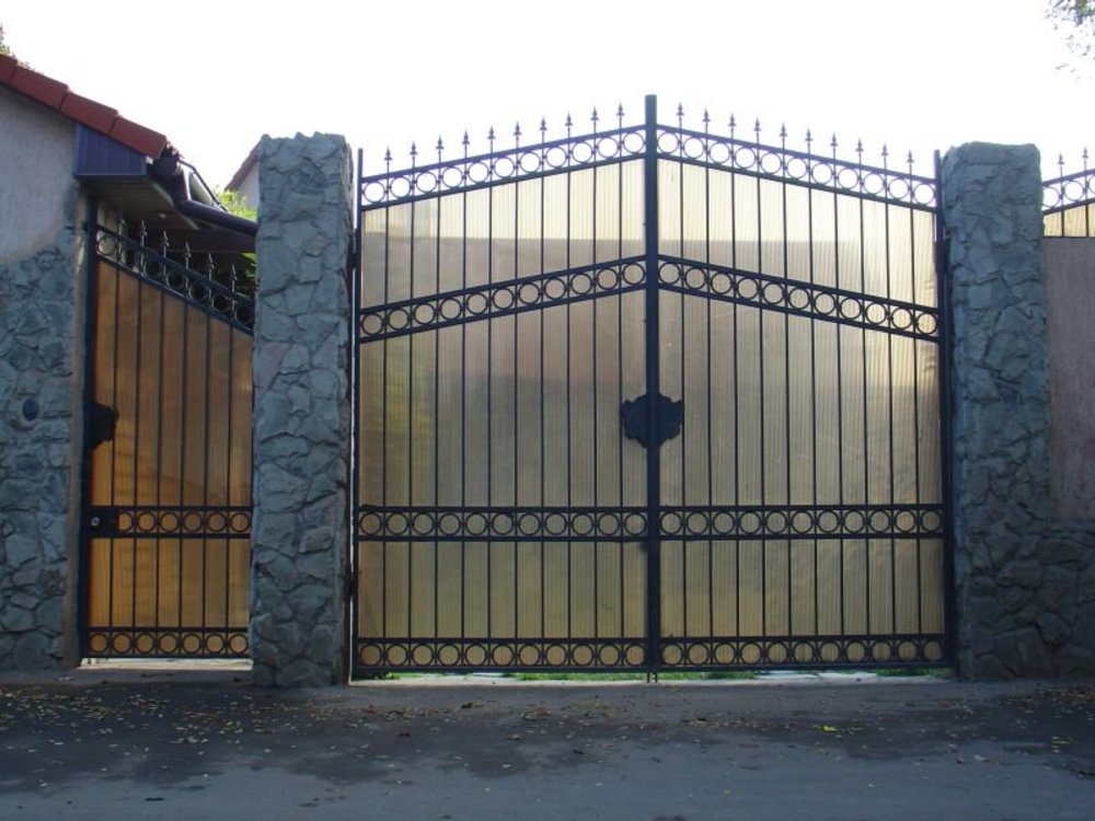 Фотография товара Высокие ворота из металла и поликарбоната для дома