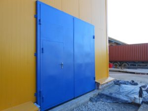 Фотография товара Распашные металлические ворота для высокого гаража в синем цвете