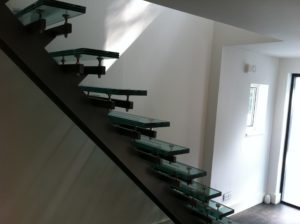 Фотография товара Лестница на монокосоуре со стеклянными ступенями