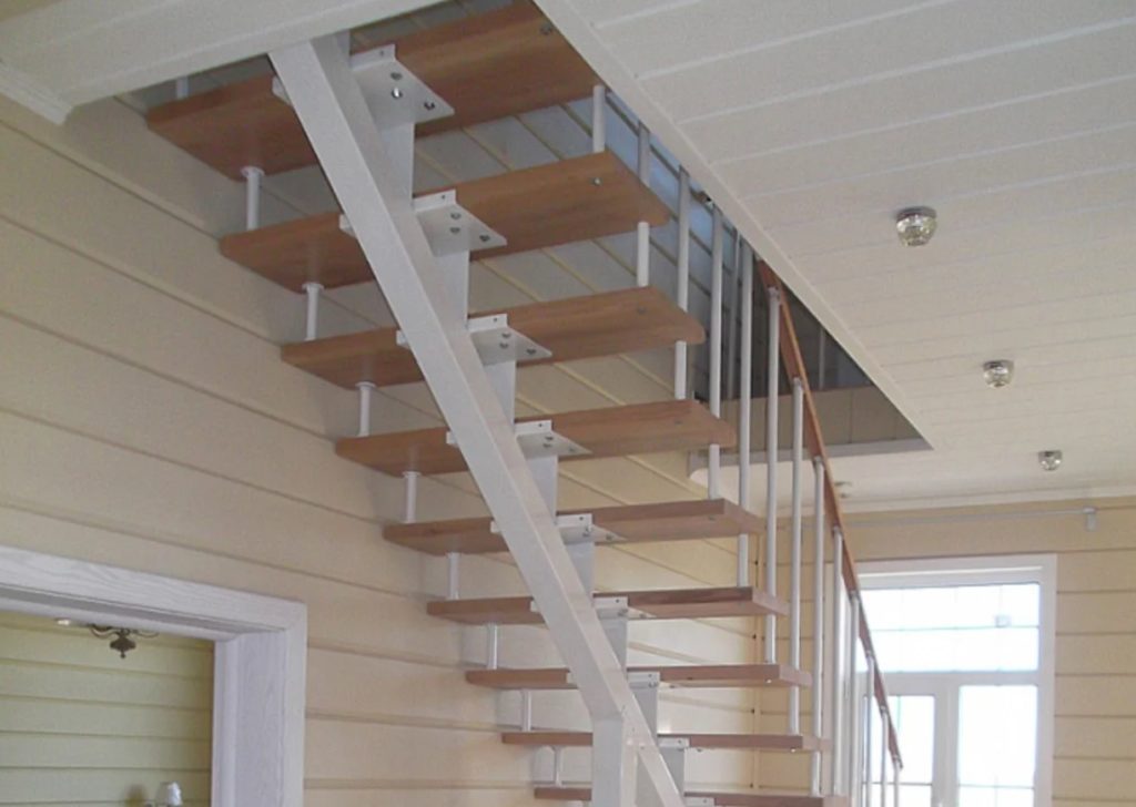 Фотография товара Металлическая лестница для частного дома на монокосоуре