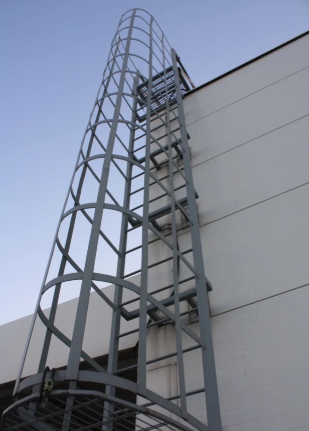 Фотография товара Пожарная металлическая лестница вертикальная