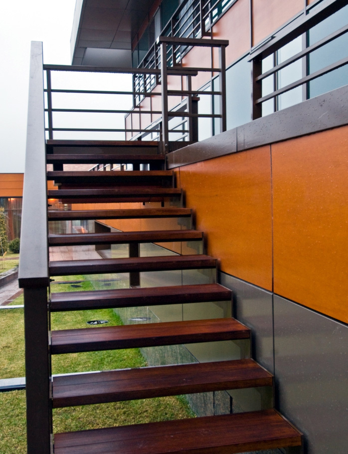 Фотография товара Лестница между этажами здания из металла и деревянными ступенями