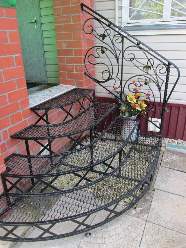 Фотография товара Лестница из металла для крыльца частного дома