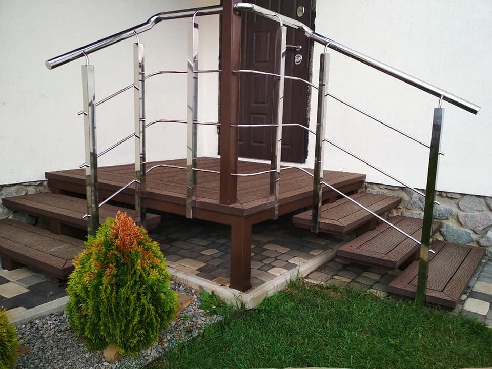 Фотография товара Лестница для крыльца дома со ступенями из террасной доски