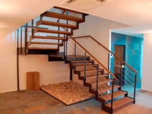 Фотография товара Металлическая лестница на второй этаж с  деревянными ступенями