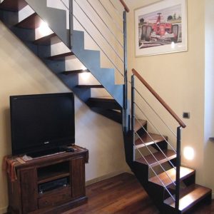 Фотография товара Лестница из металла в сочетании с деревянными ступенями и перилами