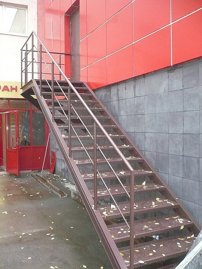 Фотография товара Металлическая межэтажная лестница на улице