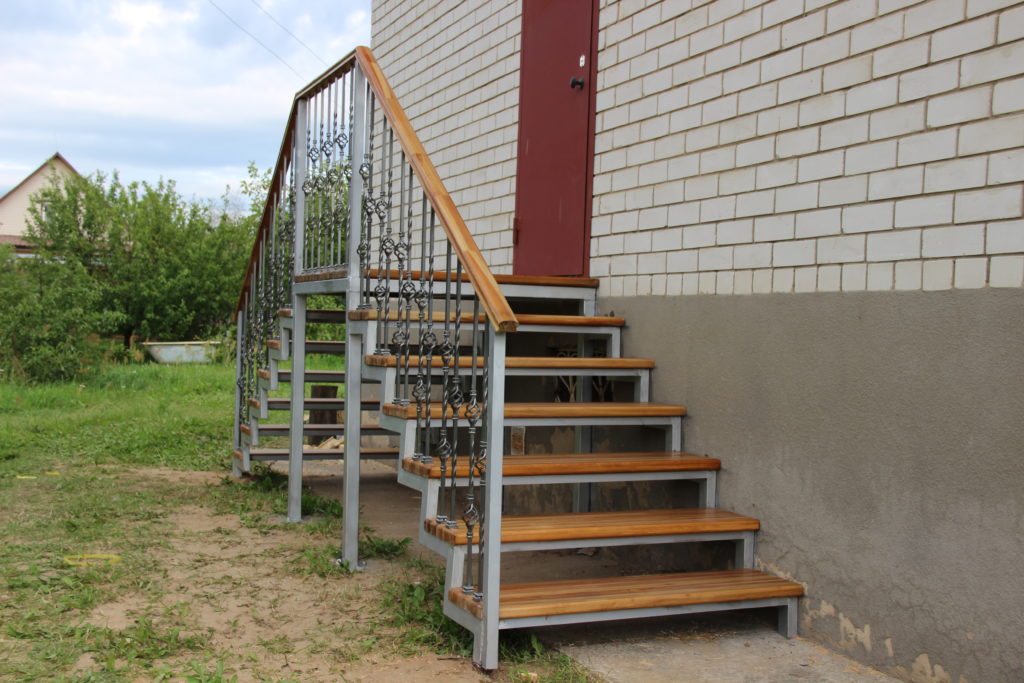 Фотография товара Лестница из металла с деревянными перилами и ступенями