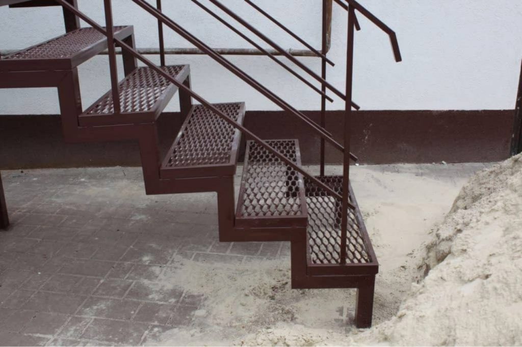 Фотография товара Металлическая лестница на уличное крыльцо