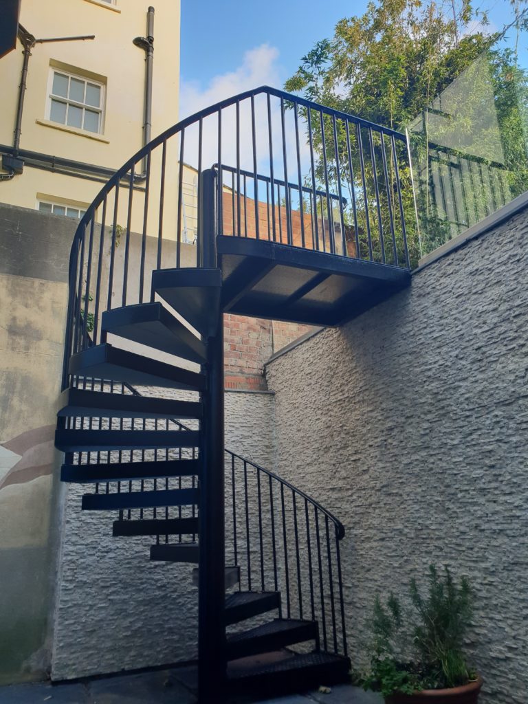 Фотография товара Винтовая лестница межэтажная из металла