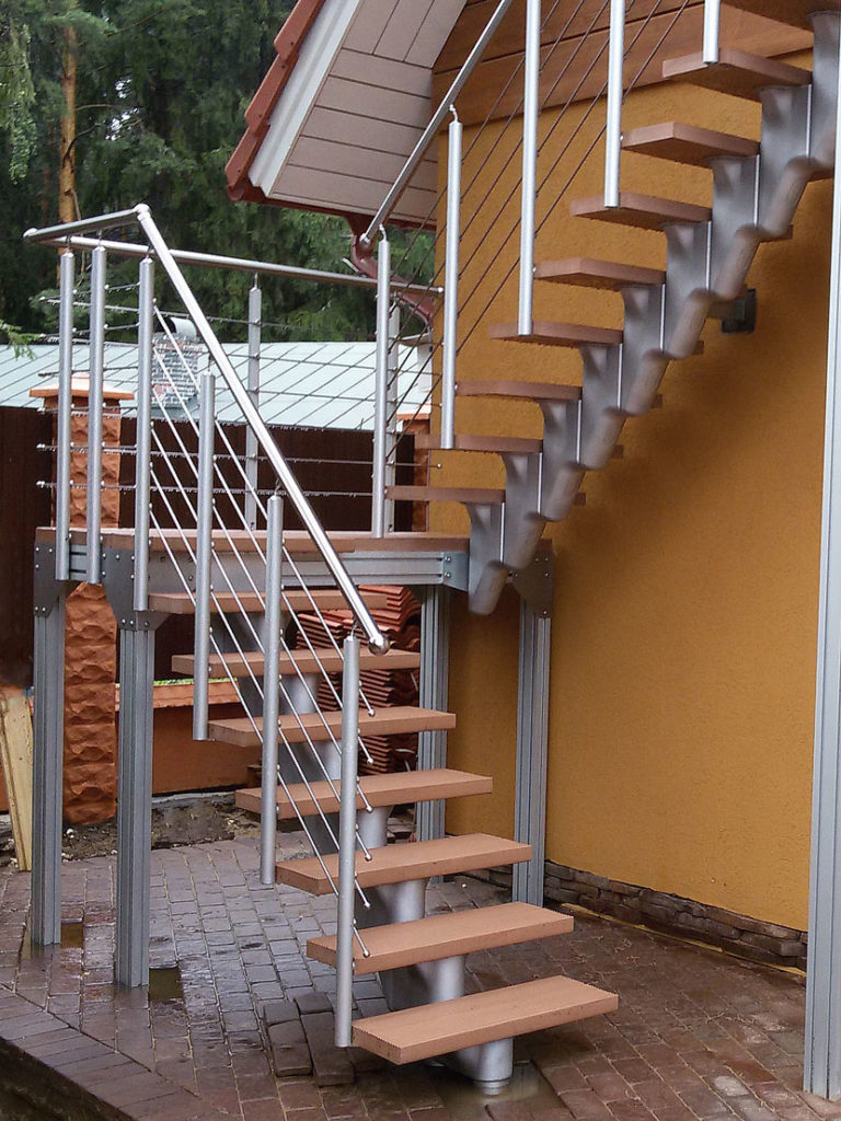Фотография товара Лестница на монокосоуре из металла с деревянными ступенями