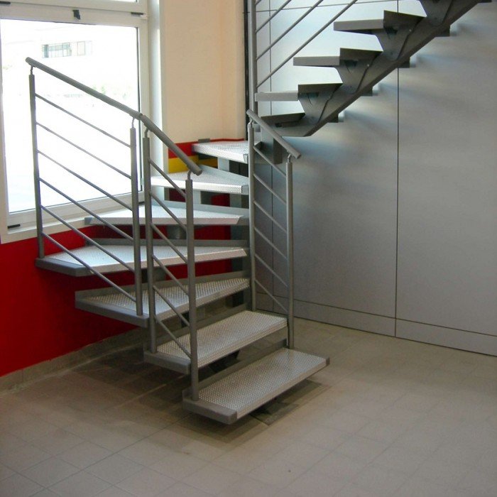 Фотография товара Лестница металлическая для входа на второй этаж для частного дома