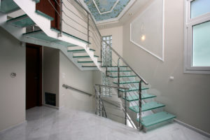 Фотография товара Лестница со стеклянными ступенями между этажами дома