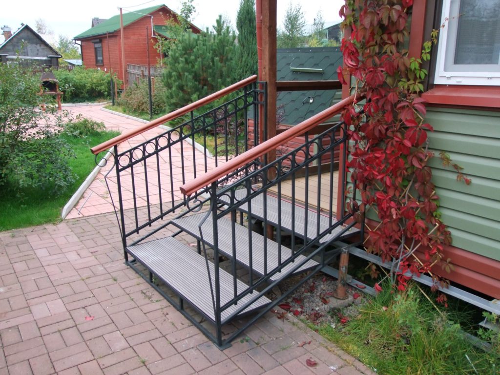 Фотография товара Лестница для входа в дом со ступенями из террасной доски на каркасе из металла